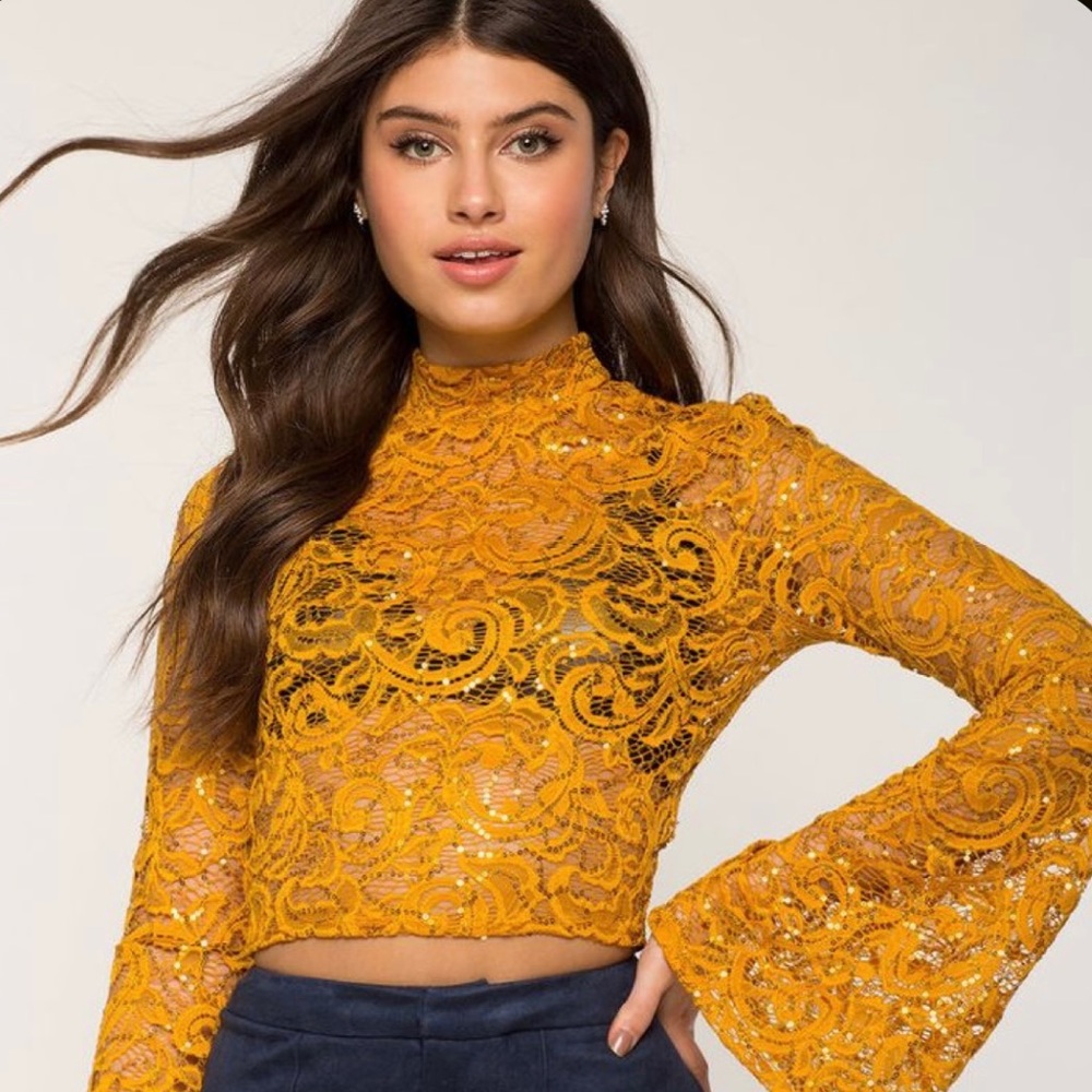 A'GACI crop w/ slight flared out sleeves!!